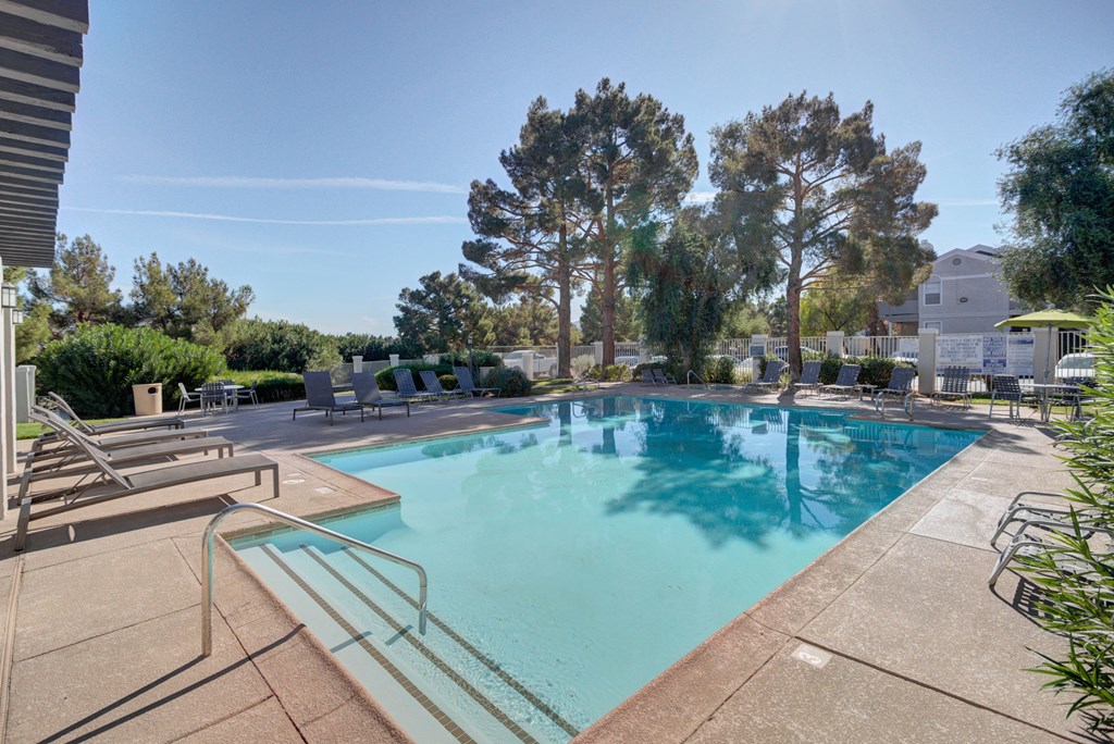 the pool at the preserve apartments