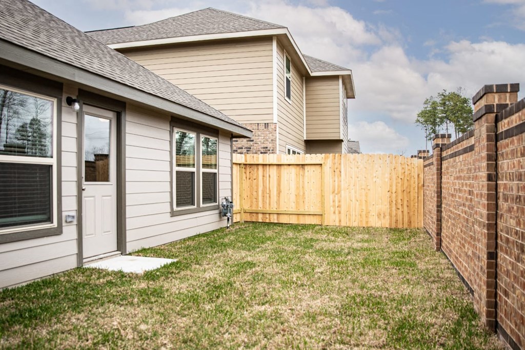 Luxury Homes for Rent in Humble TX - Edgewater at the Lagoon - Backyard with Grass