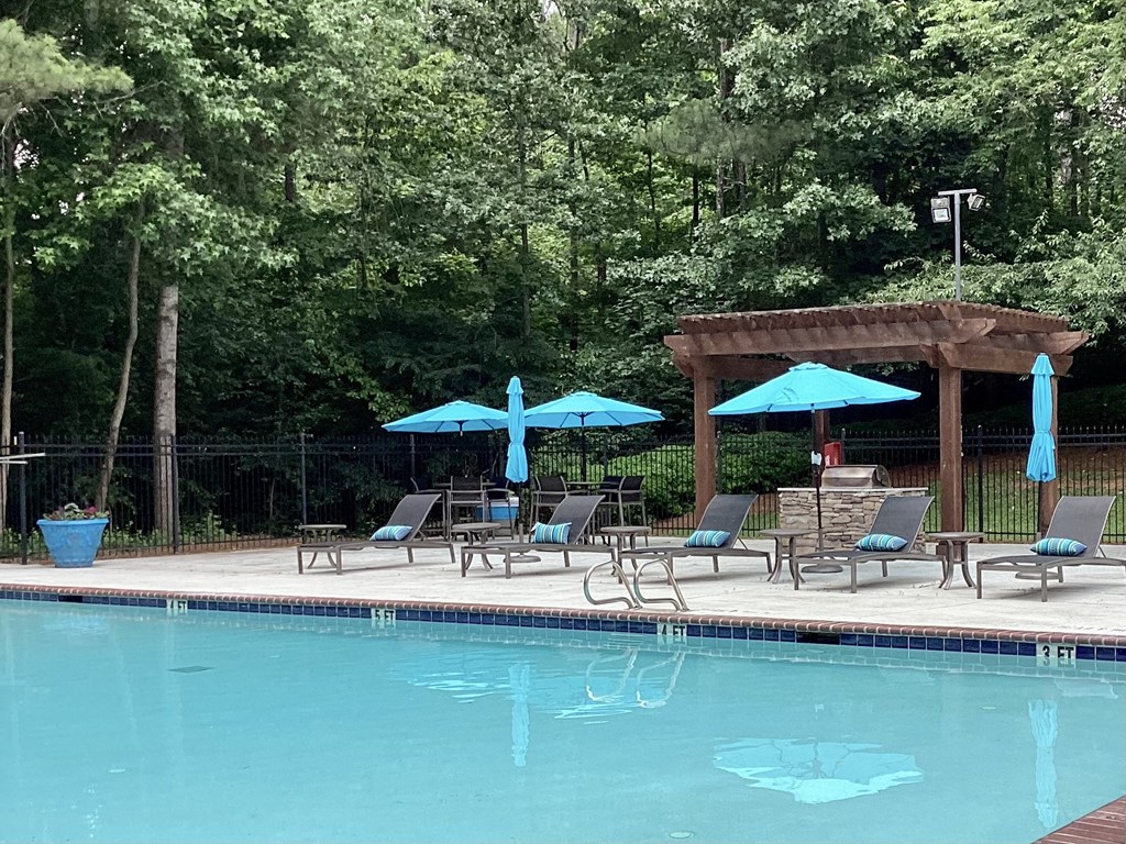 Place at Midway Douglasville GA sparkling swimming pool with chaise lounge chairs and umbrellas