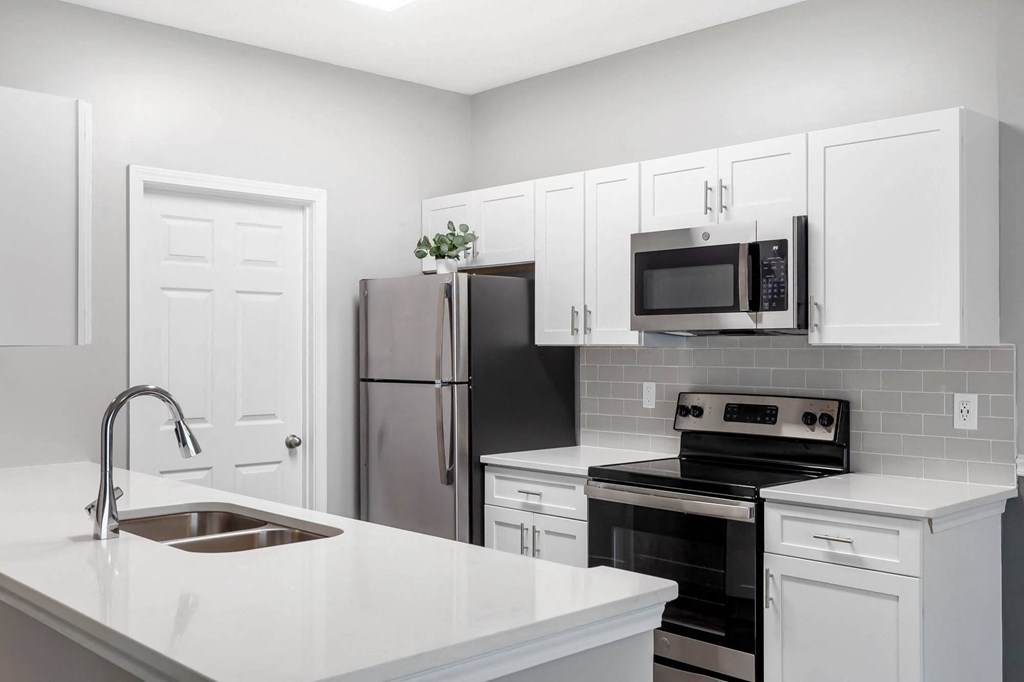 St. Ives Crossing apartments in Stockbridge Georgia photo of kitchen with granite countertops