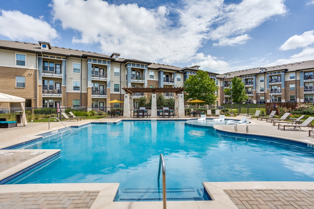 33Hundred Apartments in Austin Texas photo of sparkling pool