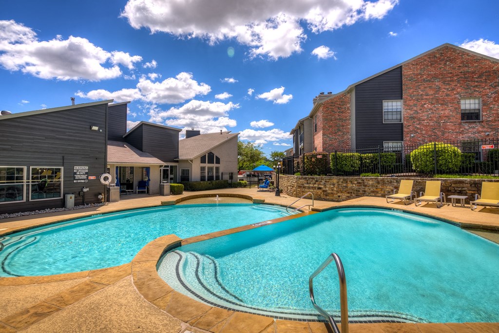 Canyon Grove apartments in Grand Prairie, TX
