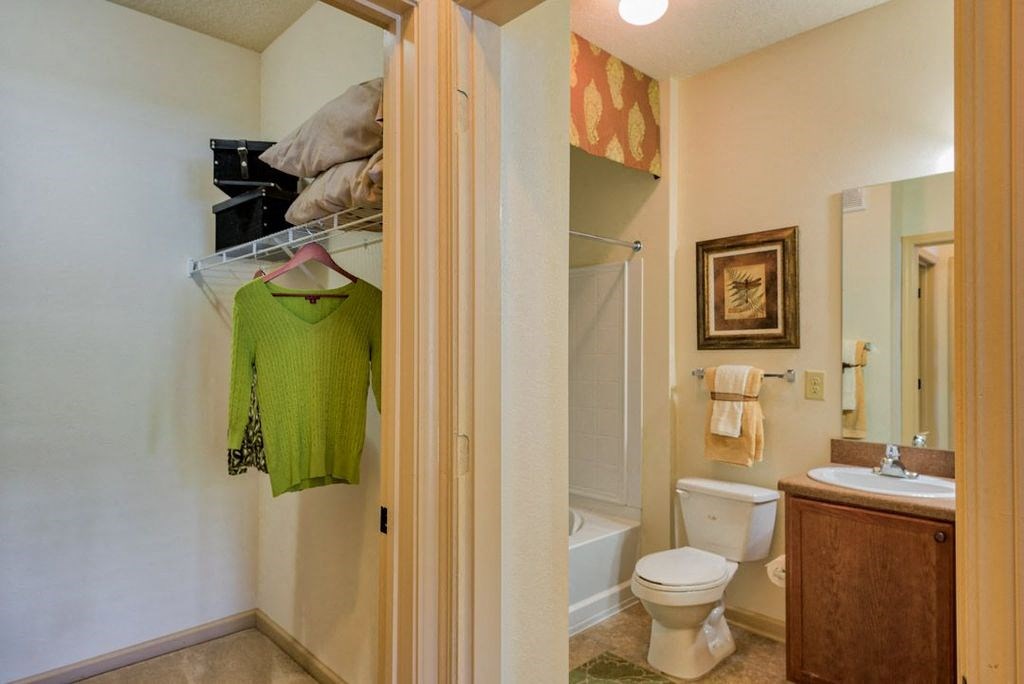Hinesville, GA Apartments – Tattersall Village - bathroom with toilet, sink, tub and closet