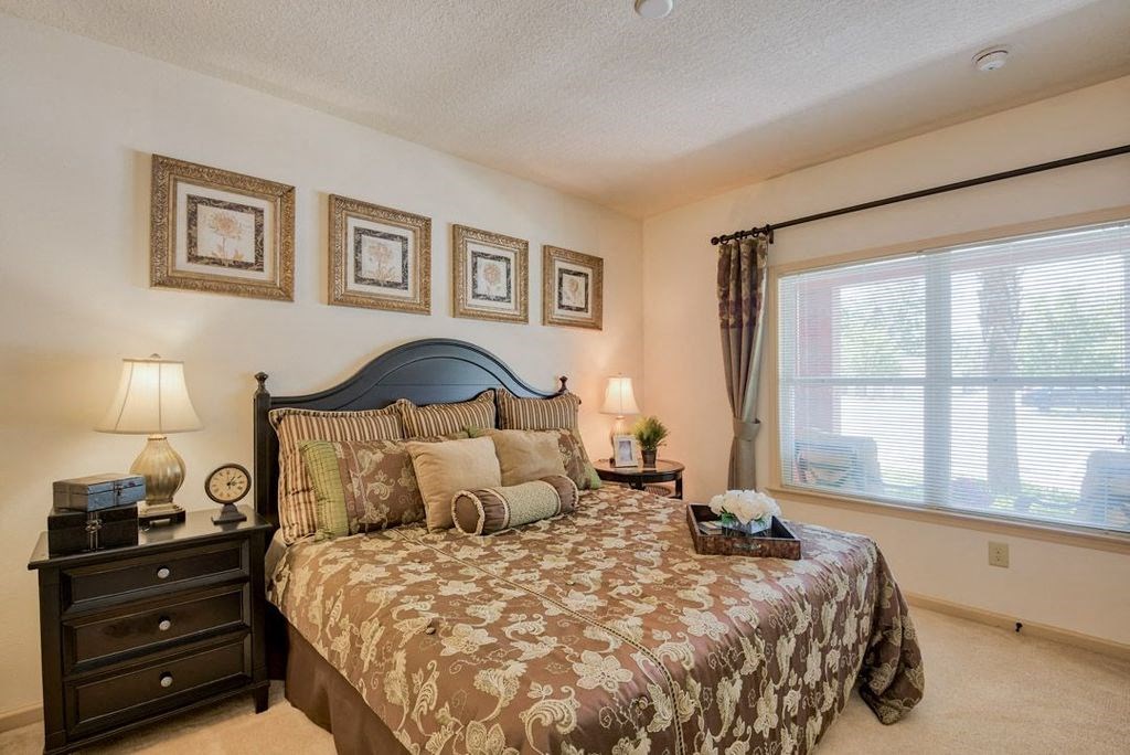 Pet-Friendly Apartments in Hinesville, GA – Tattersall Village - bedroom with plush carpeting