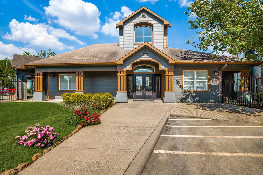 Beaumont, TX Apartments – Breakwater Bay - outside of leasing office