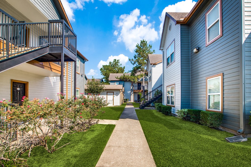 Pet-Friendly Apartments in Beaumont, TX – Breakwater Bay - outside pathway between community buildings