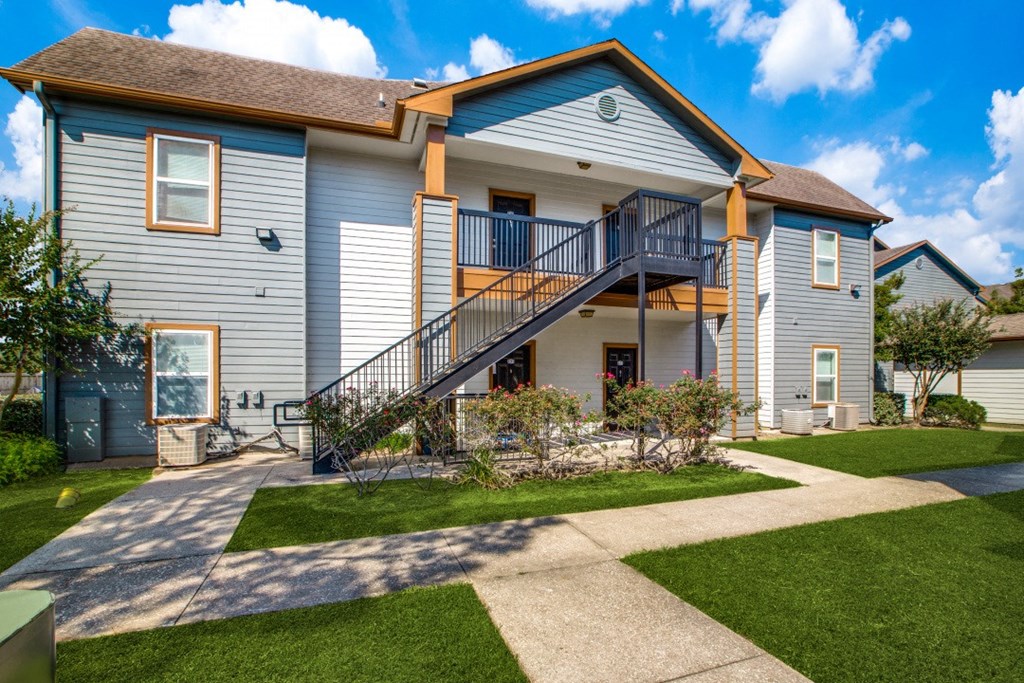 Beaumont, TX Apartments – Breakwater Bay - Outside of Breakwater Bay apartments with pathway for walking