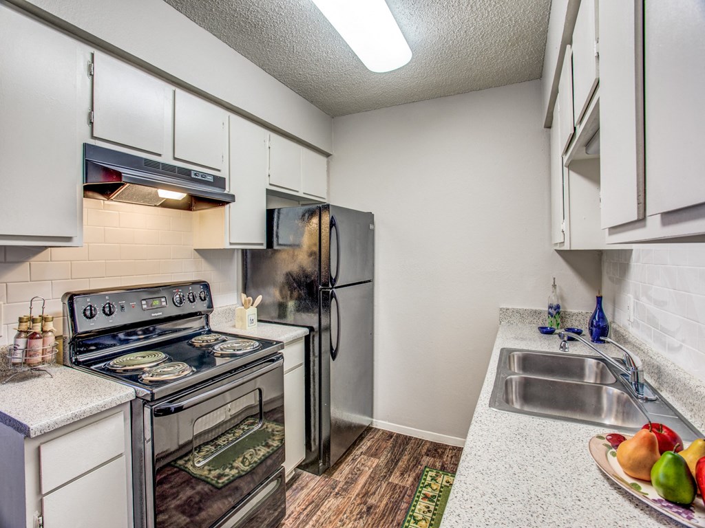 Monarch Pass Apartments in Fort Worth, TX photo of kitchen with black appliances