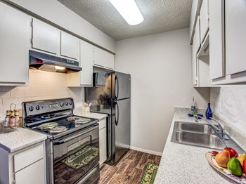 4500 Campus Drive 1-4 Beds Apartment for Rent - Photo Gallery 2