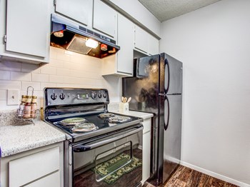 4500 Campus Drive 1-4 Beds Apartment for Rent - Photo Gallery 3