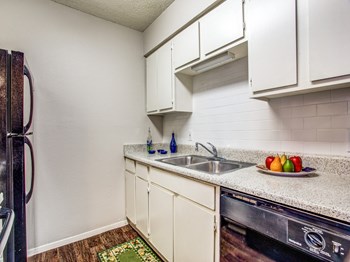 4500 Campus Drive 1-4 Beds Apartment for Rent - Photo Gallery 4