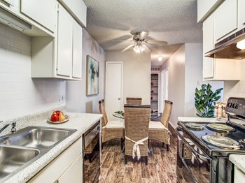 4500 Campus Drive 1-4 Beds Apartment for Rent - Photo Gallery 6