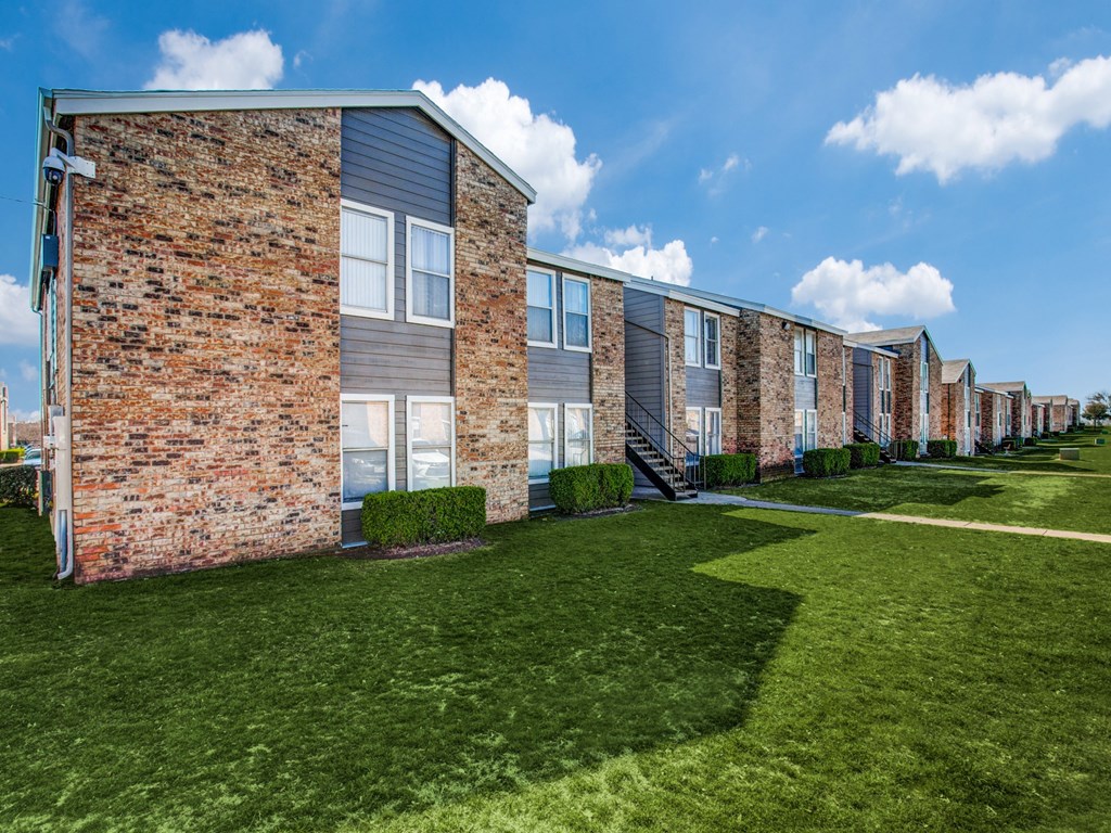 Outdoor community buildings at Monarch Pass apartments Fort Worth TX