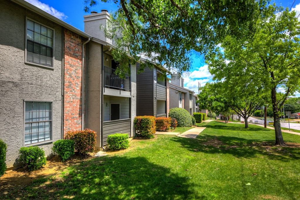 Canyon Grove apartments in Grand Prairie, TX