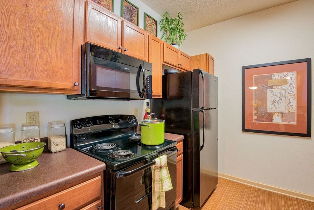 Hinesville, GA Apartments – Tattersall Village - kitchen with hardwood floors and black appliances