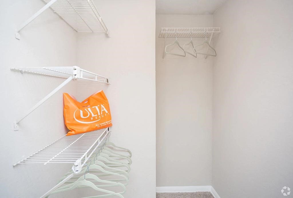 2100 Defoors apartments in Atlanta Georgia photo of closet