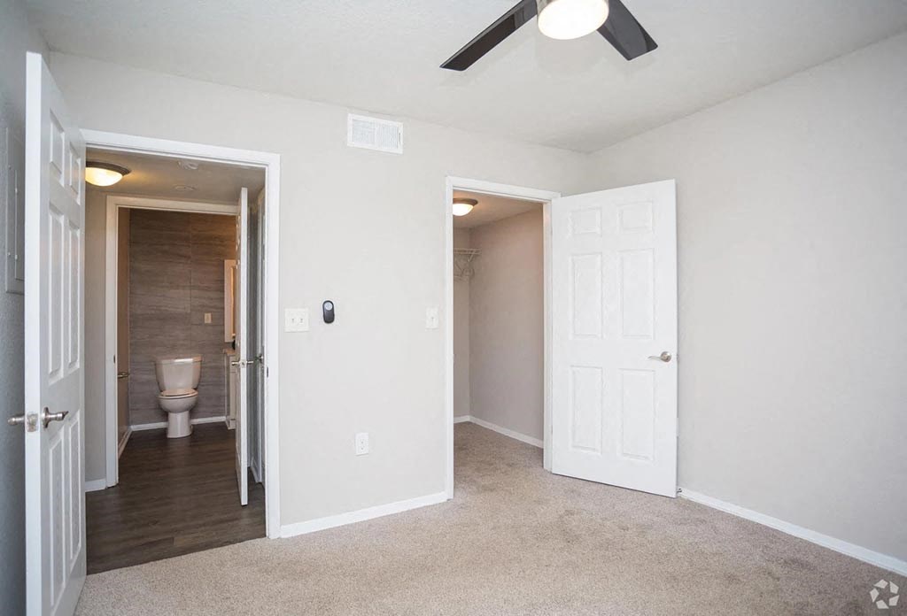 2100 Defoors apartments in Atlanta Georgia photo of bedroom