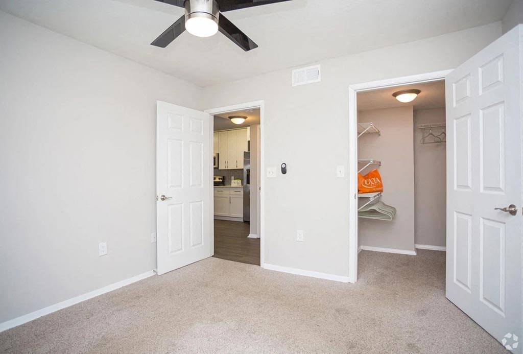 2100 Defoors apartments in Atlanta Georgia photo of bedroom