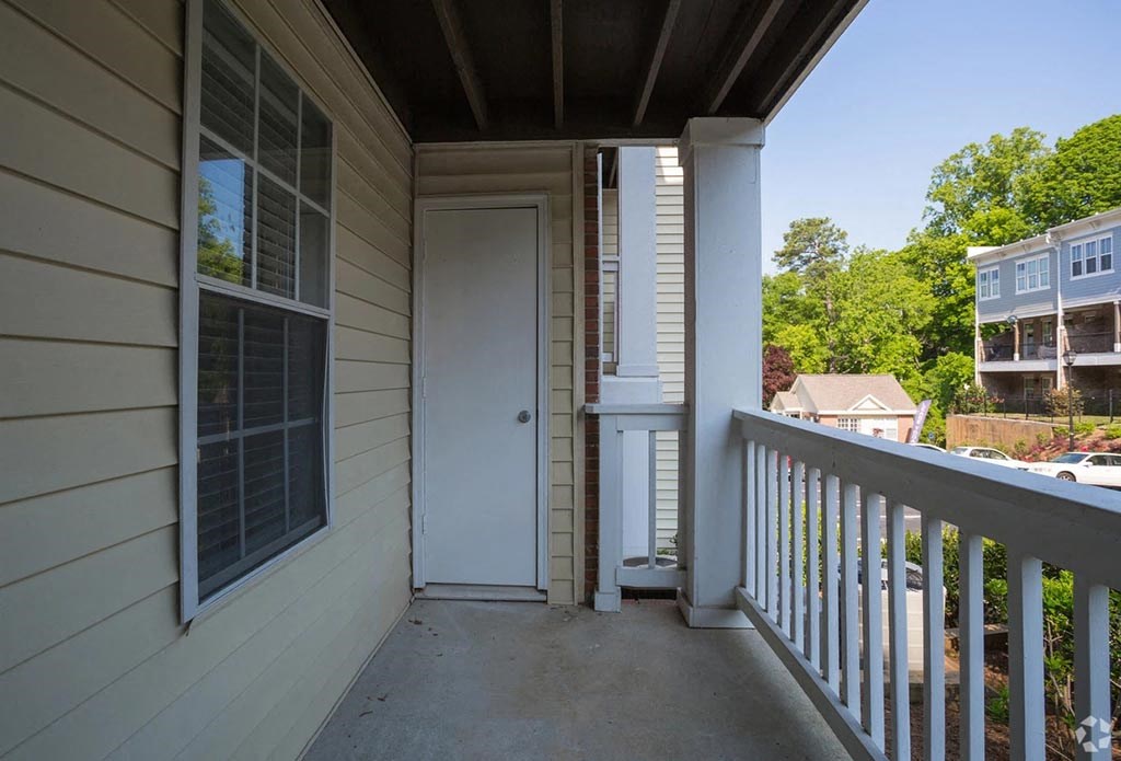 2100 Defoors apartments in Atlanta Georgia photo of patio