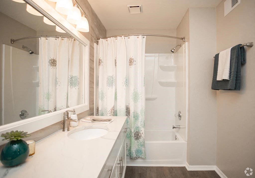 2100 Defoors apartments in Atlanta Georgia photo of bathroom