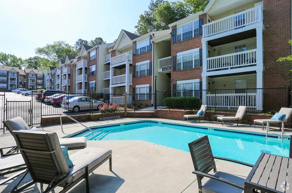 2100 Defoors apartments in Atlanta Georgia photo of pool
