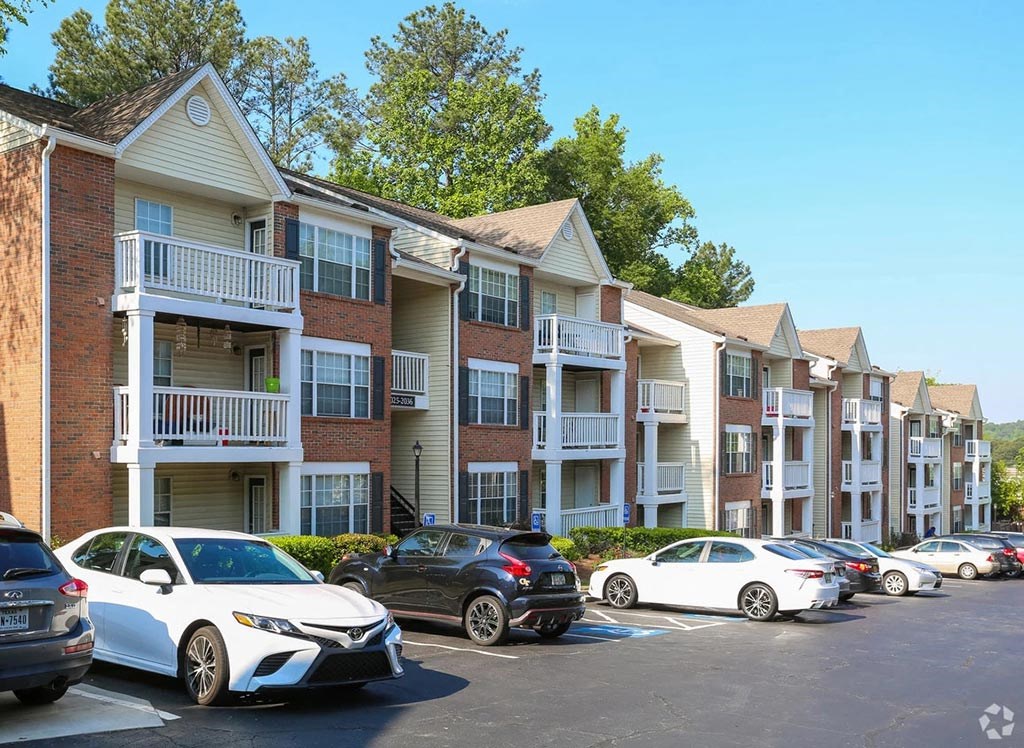 2100 Defoors apartments in Atlanta Georgia photo of parking lot