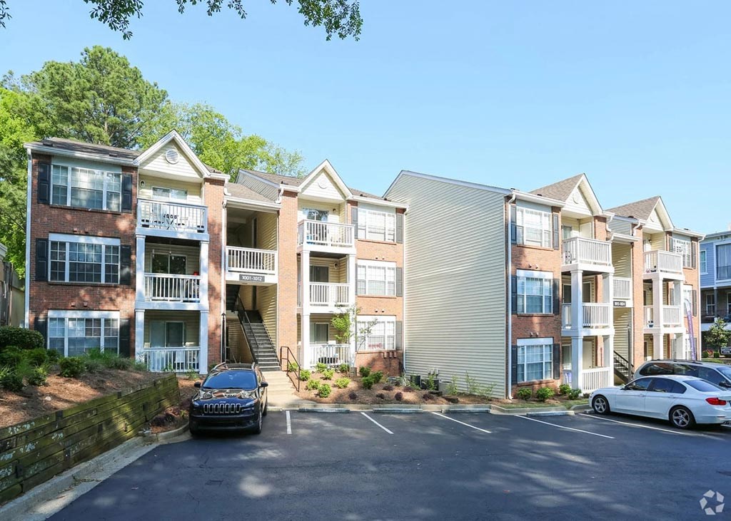 2100 Defoors apartments in Atlanta Georgia photo of parking lot