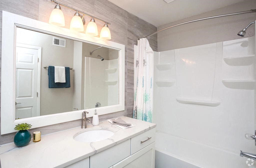 2100 Defoors apartments in Atlanta Georgia photo of bathroom