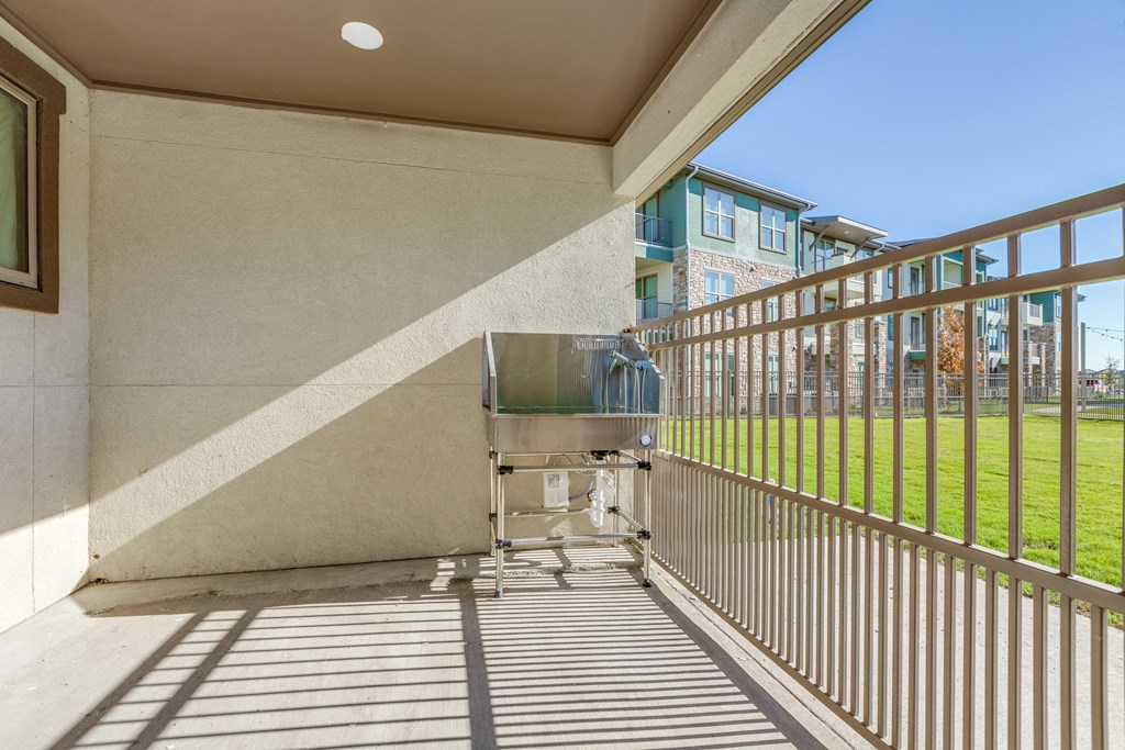 the retreat at thousand oaks balcony with grill and grass