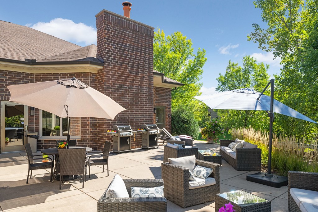 Laurel East End Apartments in Golden Valley, MN photo of a patio with tables and chairs and umbrellas