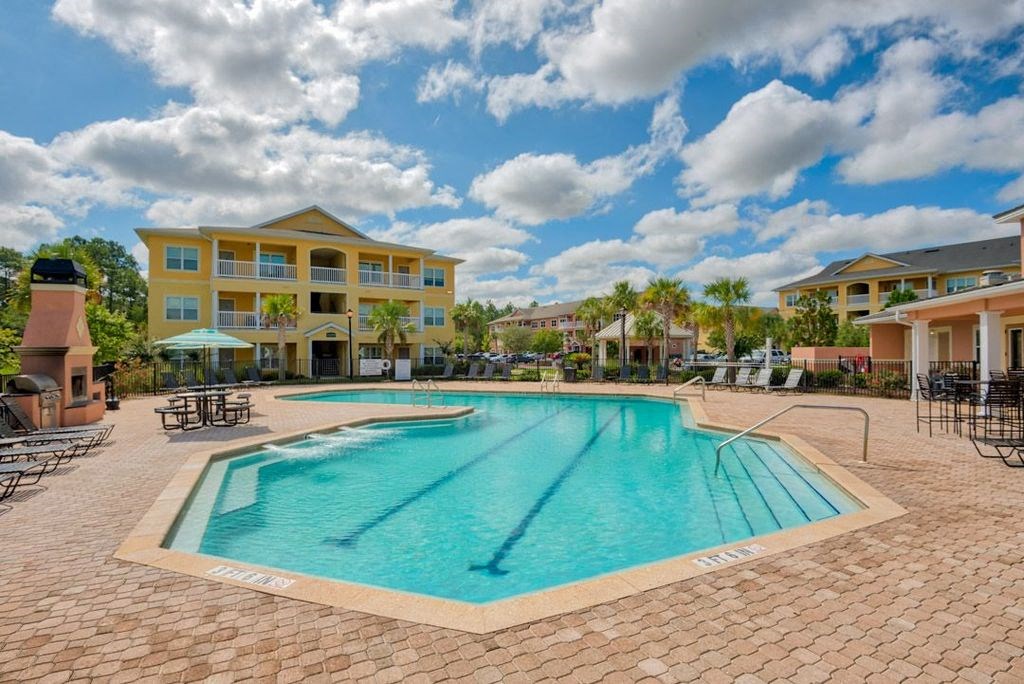 Hinesville, GA Apartments – Tattersall Village - resort style swimming pool and sundeck
