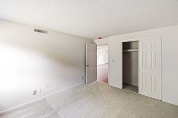 125 Village Green North 1-3 Beds Apartment for Rent - Photo Gallery 6
