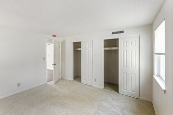 125 Village Green North 1-3 Beds Apartment for Rent - Photo Gallery 4