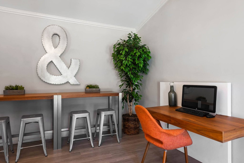 Averly apartments in Jonesboro Georgia photo of business center with computers