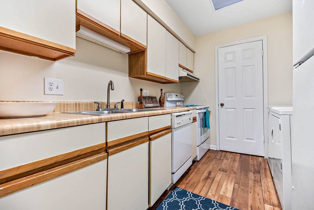 Savanna_Ga_Apartments_Greentree_Kitchen Hardwood Flooring