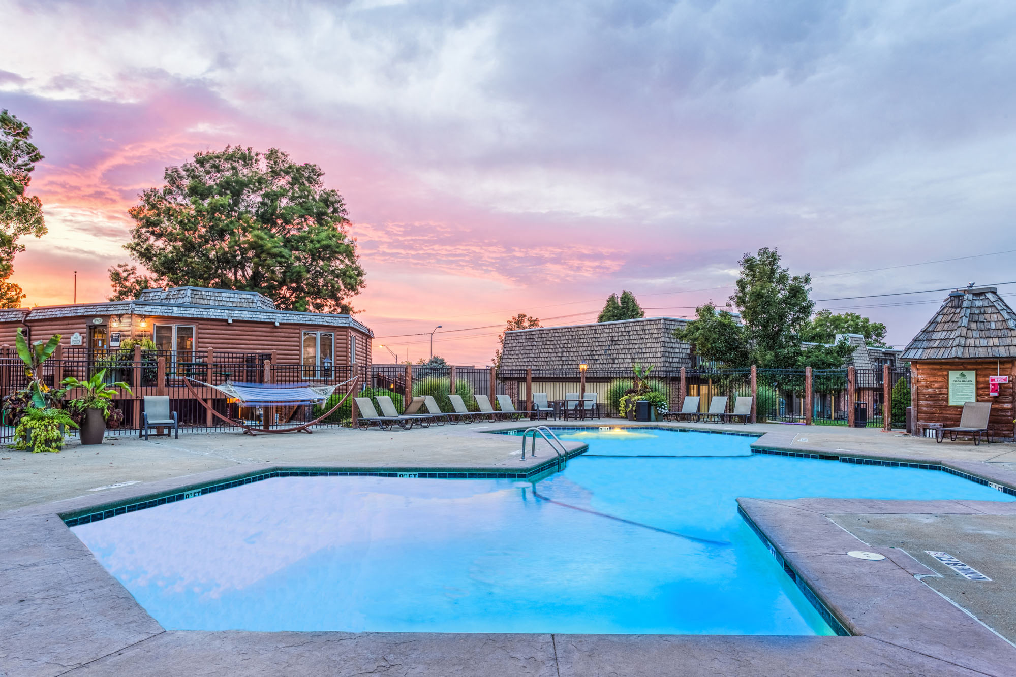 Pet-Friendly Apartments in Overland Park– Treetop Lodge – swimming pool