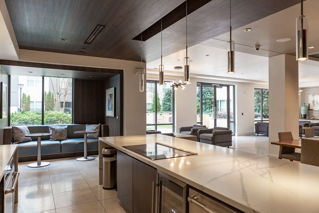 Atlanta Apartments - Arabelle Perimeter - clubhouse kitchen