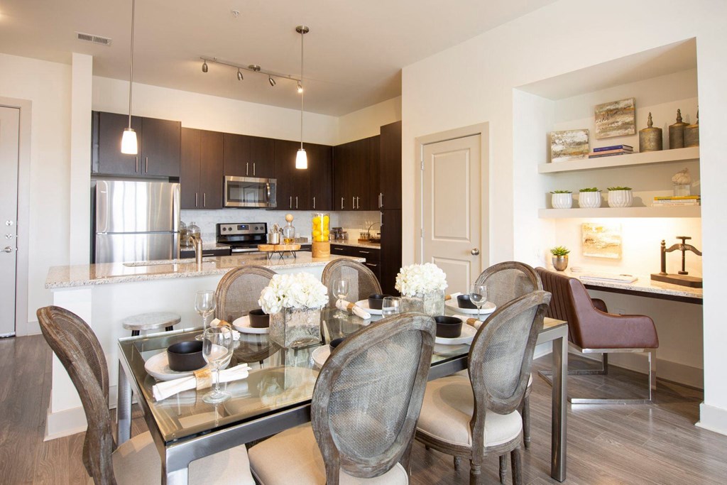 Atlanta Apartments - Arabelle Perimeter - kitchen and dining room with a table and chairs