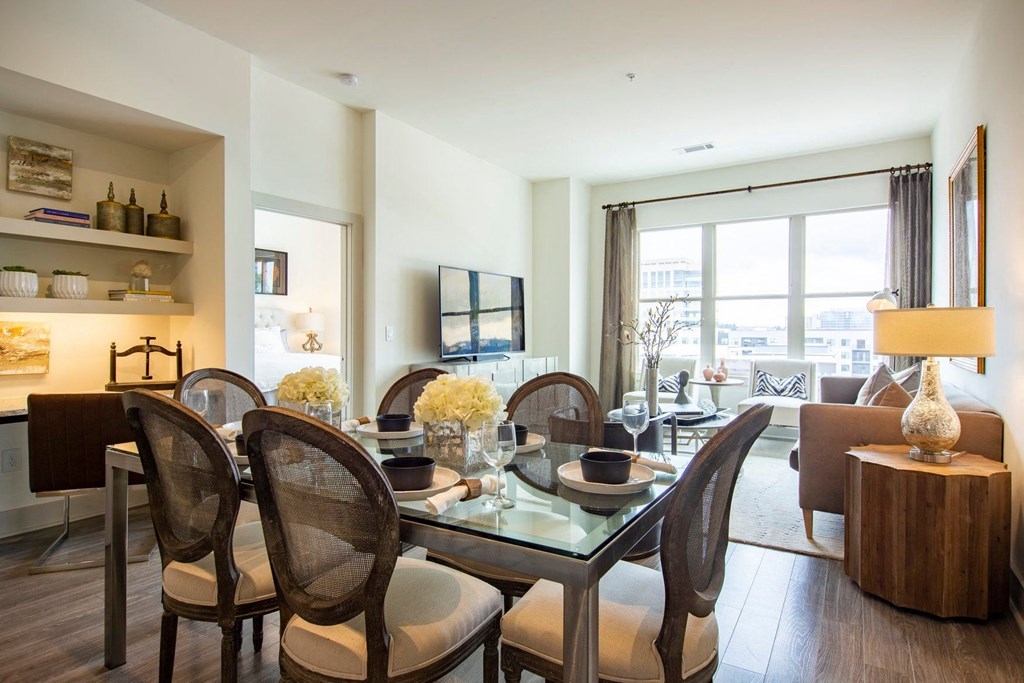 Atlanta Apartments - Arabelle Perimeter - dining room with a glass table and chairs