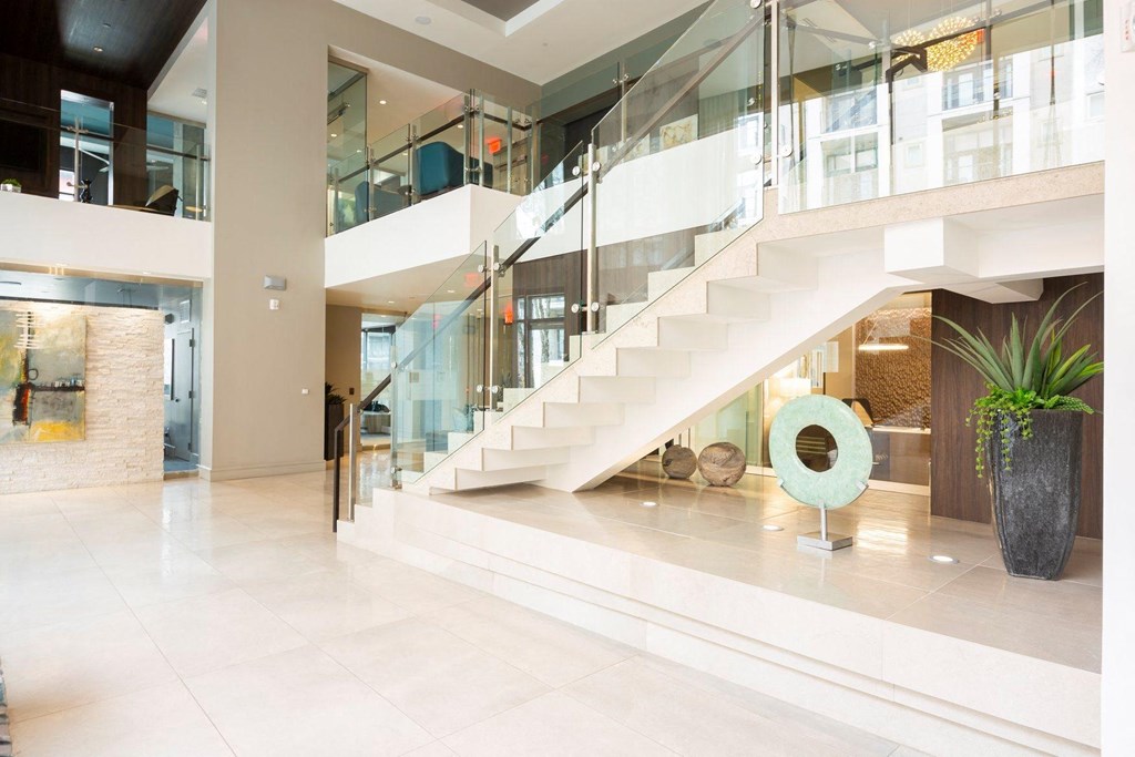 Atlanta Apartments - Arabelle Perimeter -staircase in clubhouse