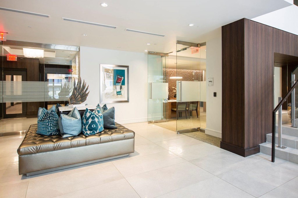 Atlanta Apartments - Arabelle Perimeter - seating area in clubhouse