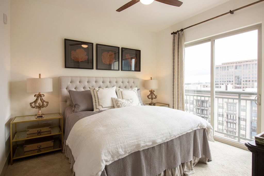 Atlanta Apartments - Arabelle Perimeter - bedroom with a large bed and a window