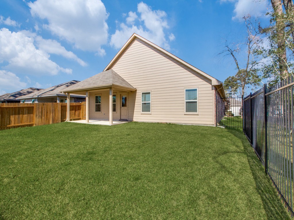 Lush Green Outdoor Spaces at Amber Pines at Fosters Ridge, Conroe, TX, 77384