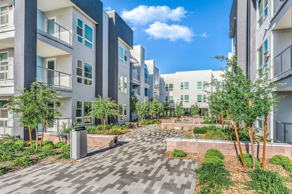 the preserve at ballantyne commons apartments courtyard