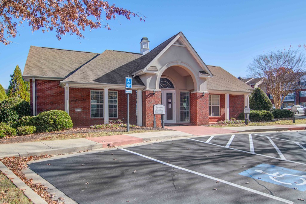 Ashford at Spring Lake apartments in Atlanta Georgia photo of outside leasing center