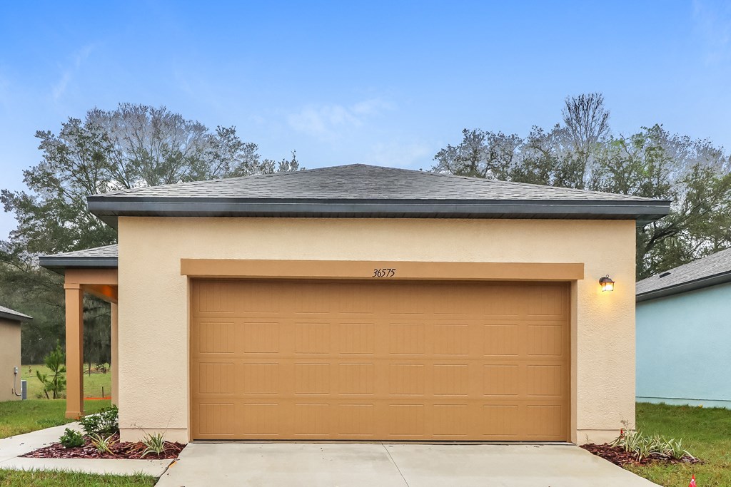 A garage with the number 86572 on it.