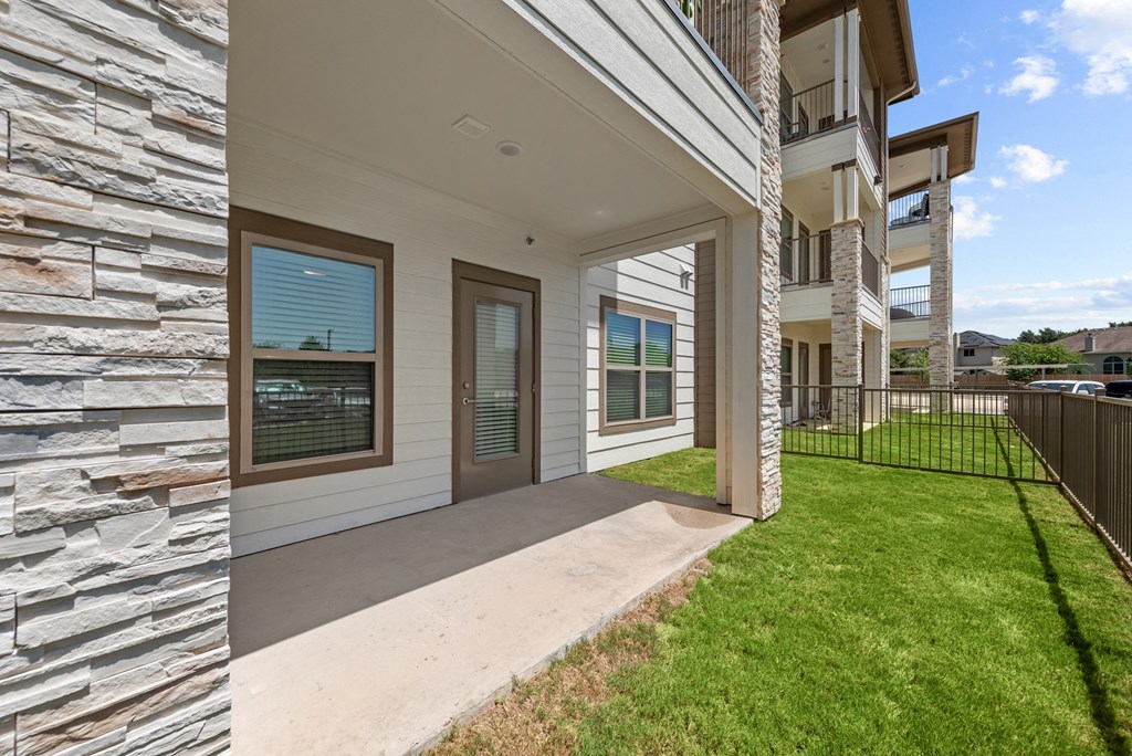 the preserve at ballantyne commons apartment patio and grass