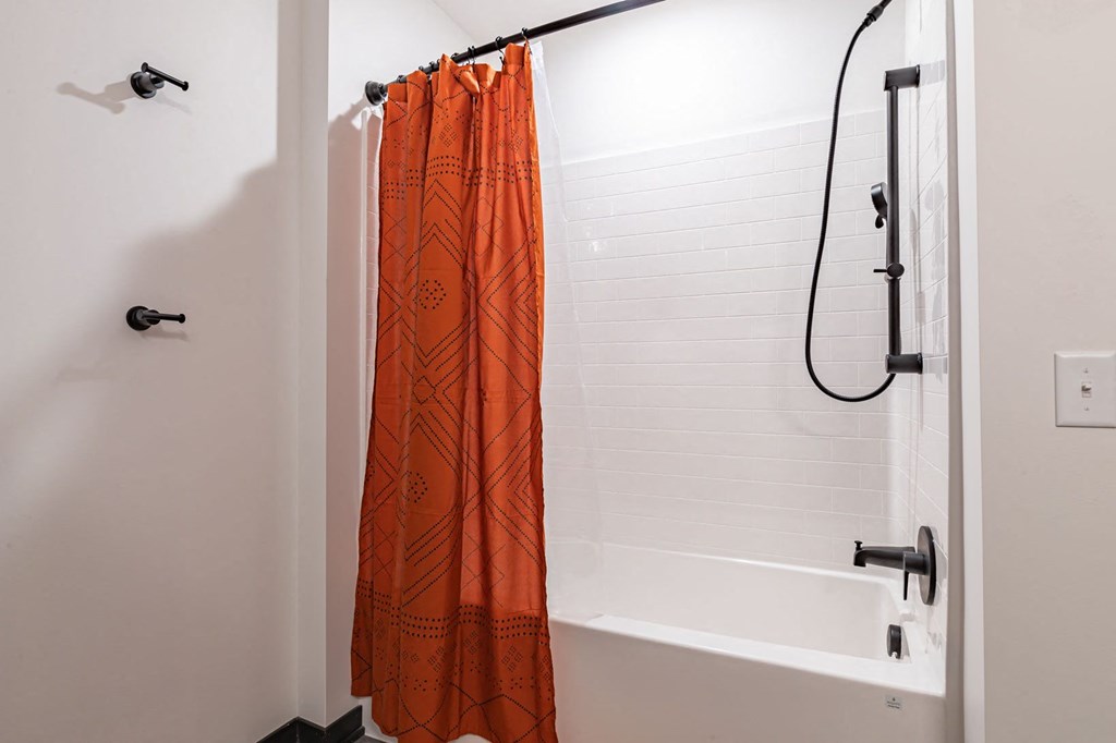 Carbon31 tiled shower and bath combo