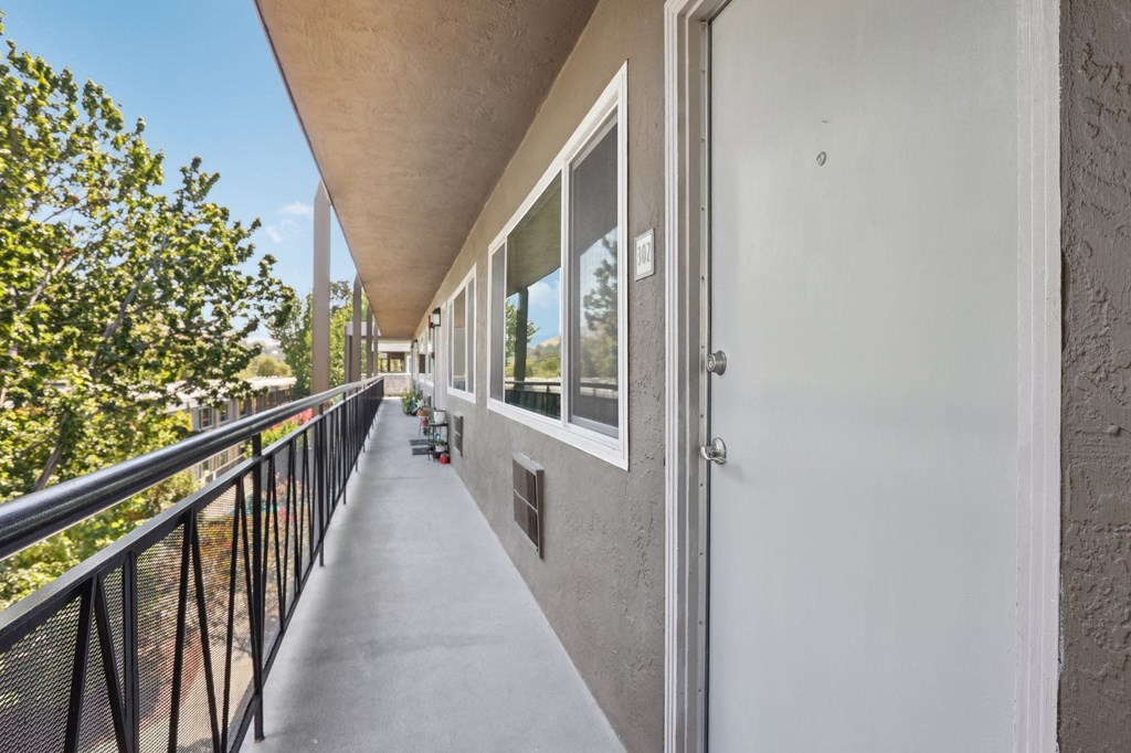 the retreat at thousand oaks balcony with view of trees