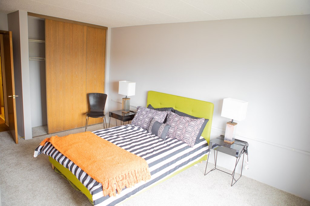 bedroom with adjacent closet